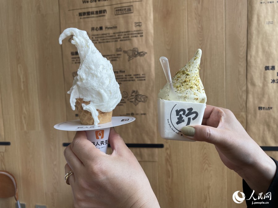 中國のブランド米「五常大米」のジェラートとピスタチオのジェラート（撮影?勝又あや子）。