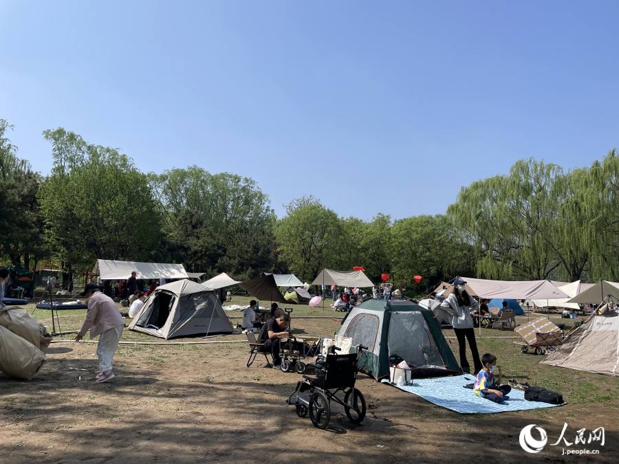 テントを張ってゆったりと過ごす人々（撮影?勝又あや子）。