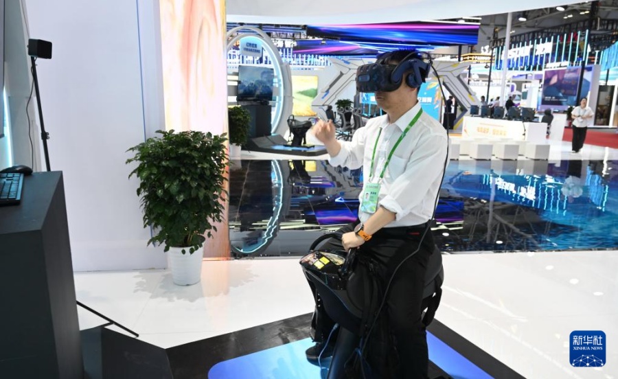 29日、網(wǎng)竜ネットワーク公司の展示ブースで、同社の革新的な體験コンテンツ「幻騎武夷?漫遊九曲」VR乗馬マシンを體験する來場者。