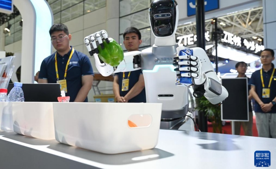 29日、中國移動の展示ブースで操作パフォーマンスを披露するロボット「小智」。