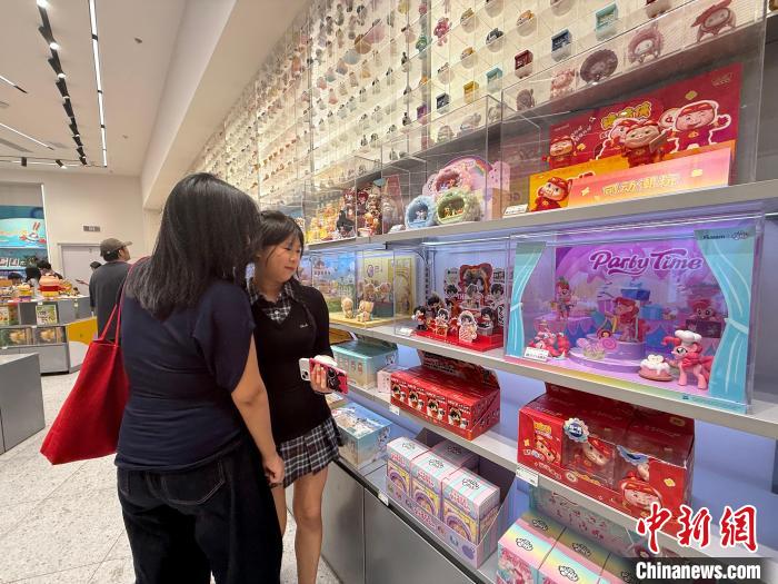 5月2日、江西省南昌市の「谷子」店でお気に入りのグッズを選ぶ観光客（撮影?劉思偉）。