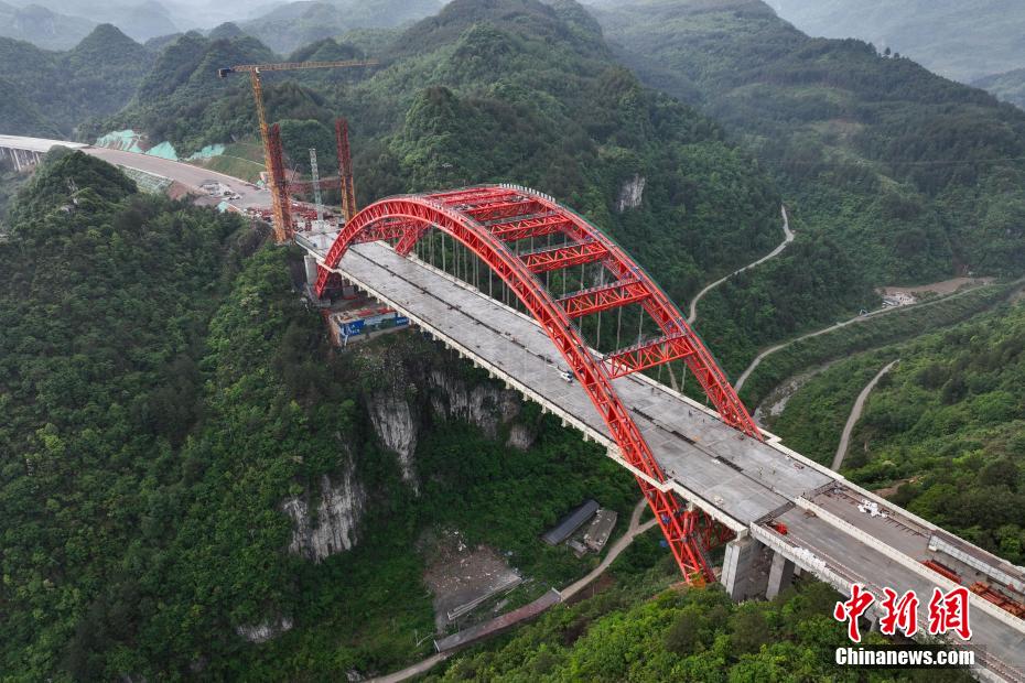 上空から撮影した建設(shè)中の馬場(chǎng)河特大橋　貴州省