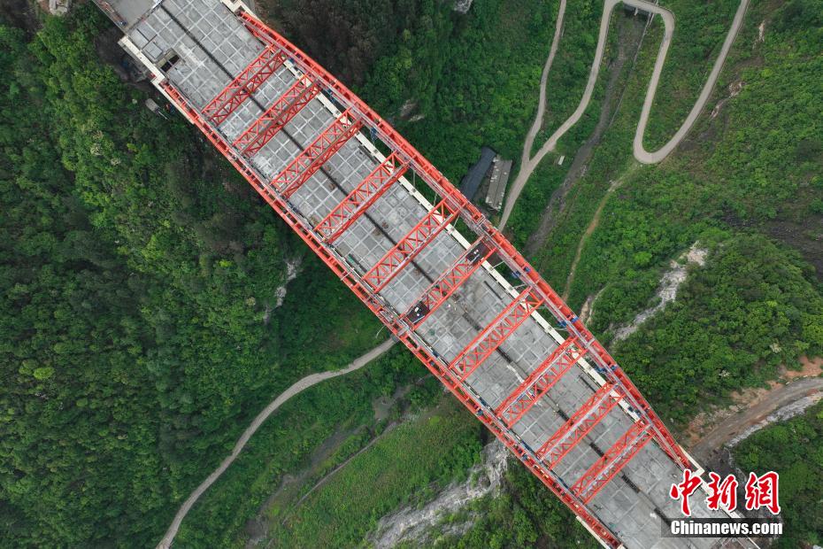 上空から撮影した建設(shè)中の馬場(chǎng)河特大橋　貴州省