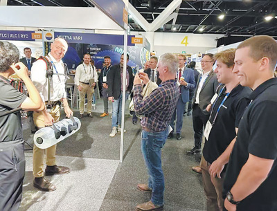 オーストラリア國(guó)際鉱業(yè)資源會(huì)議?博覧會(huì)において、傲鯊智能製の外骨格ロボットを使用し、容易に重量物を持ち上げている來(lái)場(chǎng)者。撮影?張華