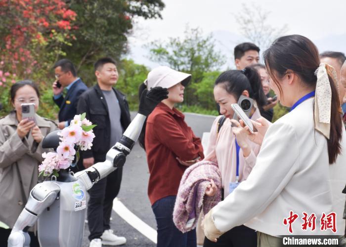 「メーデー」連休中、湖南省雙牌県陽明山景勝地では人型ロボットが導(dǎo)入され、観光客と交流した。（畫像提供：同景勝地）