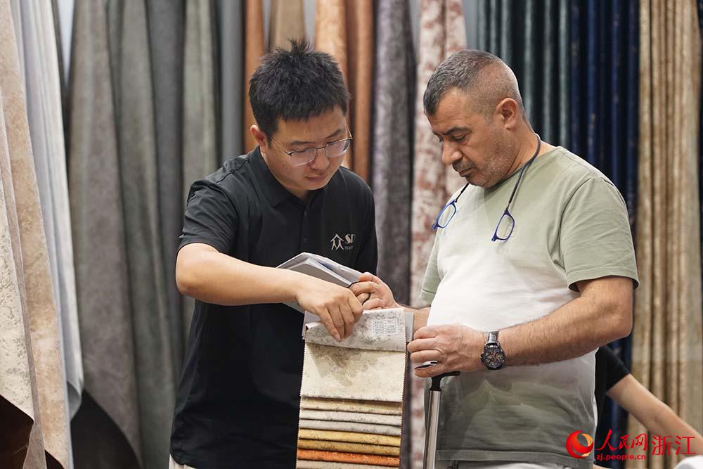 紹興國際會展センターで商品を見る海外バイヤー（撮影?章勇濤）。