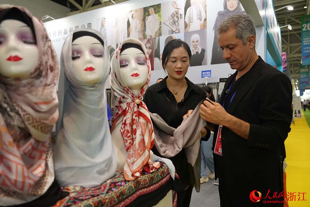 紹興柯橋春季紡績(jī)博覧會(huì)に各國(guó)のバイヤー集まる　浙江省