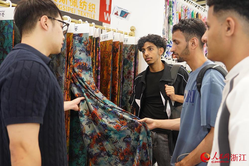紹興柯橋春季紡績(jī)博覧會(huì)に各國(guó)のバイヤー集まる　浙江省