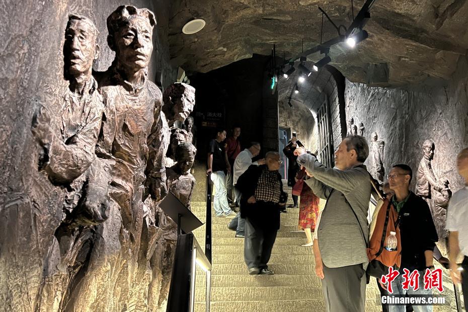 日本からの訪中団が重慶大爆撃慘劇遺跡を見學(xué)