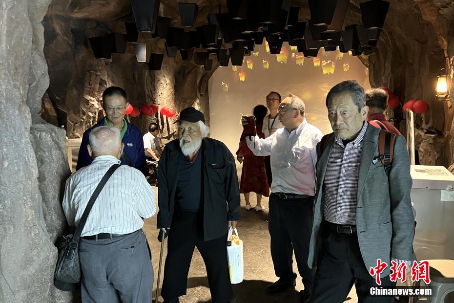 日本からの訪中団が重慶大爆撃慘劇遺跡を見(jiàn)學(xué)