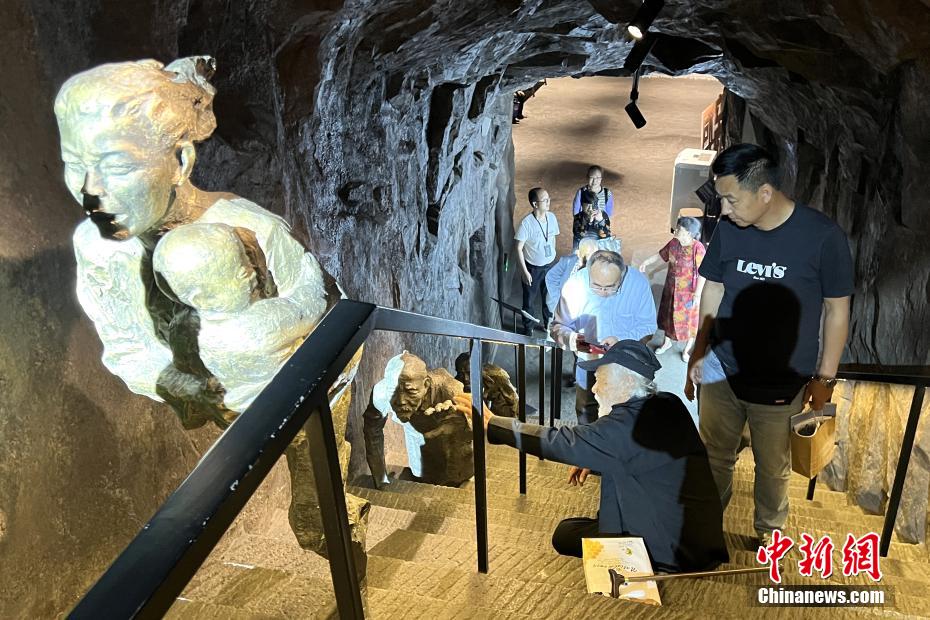 日本からの訪中団が重慶大爆撃慘劇遺跡を見學(xué)