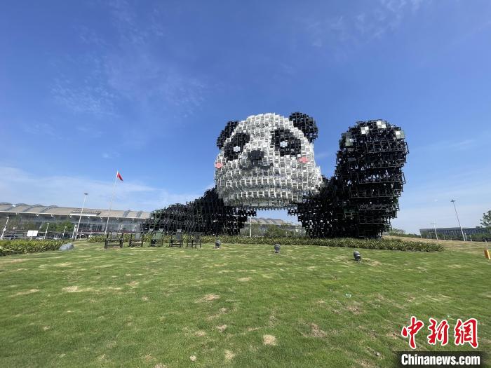 四川省成都雙流空港に巨大なパンダのインスタレーション