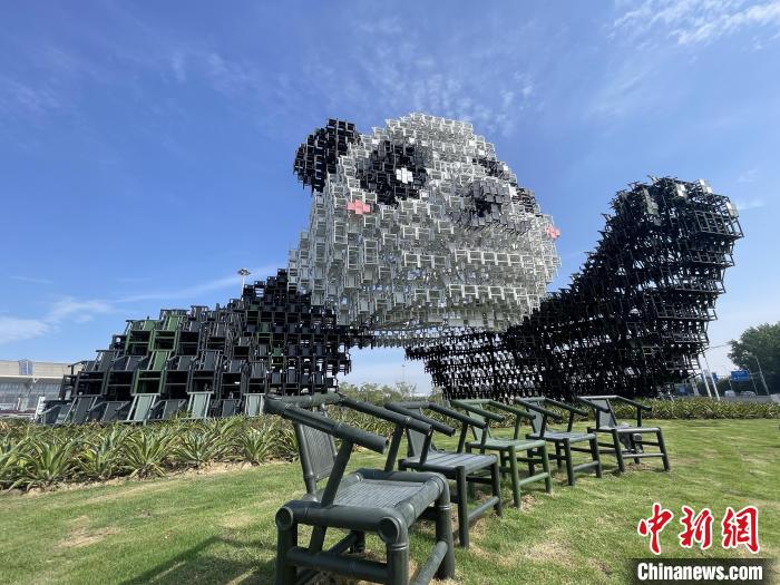 四川省成都雙流空港に巨大なパンダのインスタレーション