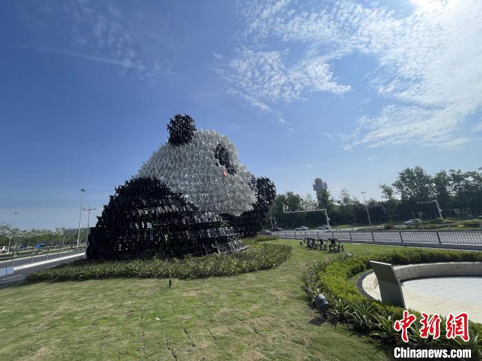 四川省成都雙流空港に巨大なパンダのインスタレーション