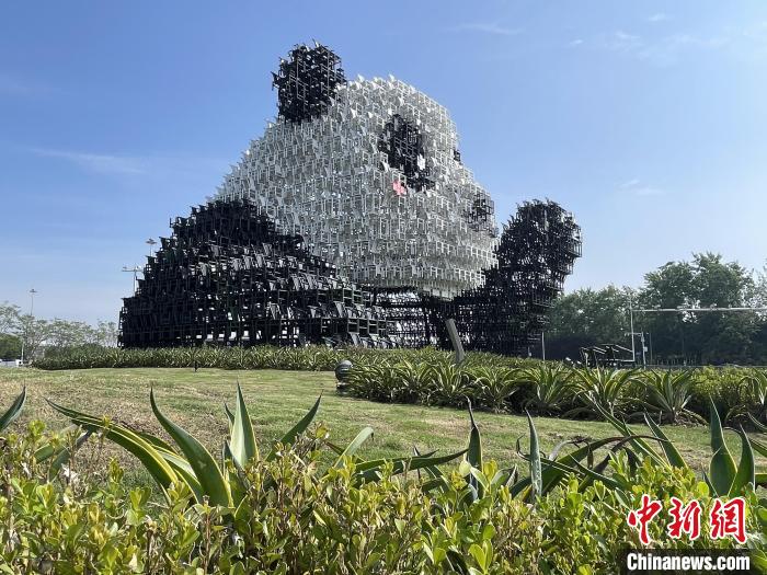 四川省成都雙流空港に巨大なパンダのインスタレーション