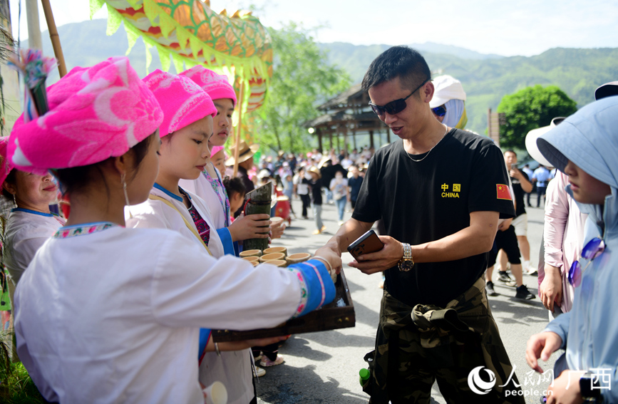 観光客を魅了する美しい棚田　広西?竜勝