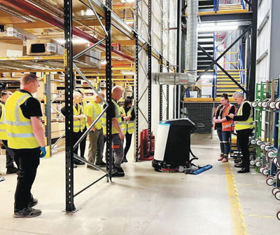 英國?マンチェスターの大型物流センターのスタッフが「小蘭鯨」の使い方を?qū)Wぶ様子。