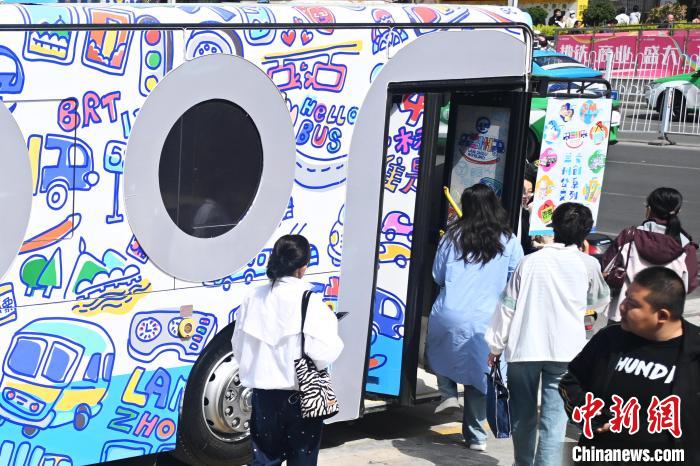 甘粛省蘭州市のバスターミナルで、文化クリエイティブバスを見學するために列に並ぶ市民（5月8日撮影?李亜龍）。