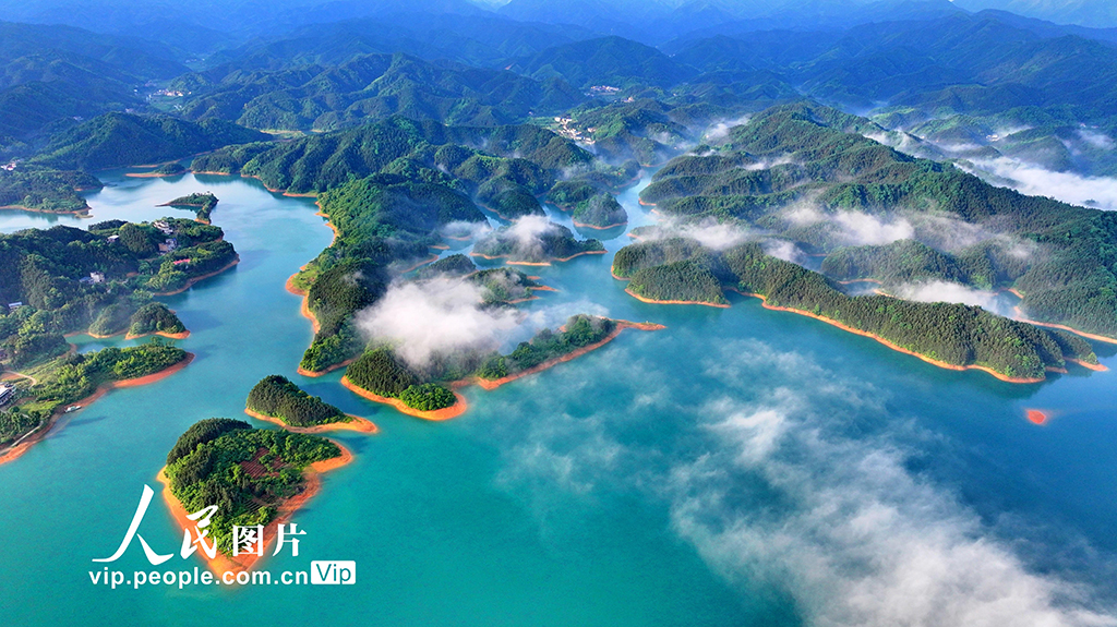 豊かな自然に囲まれた美しい天堂湖　湖南省常寧