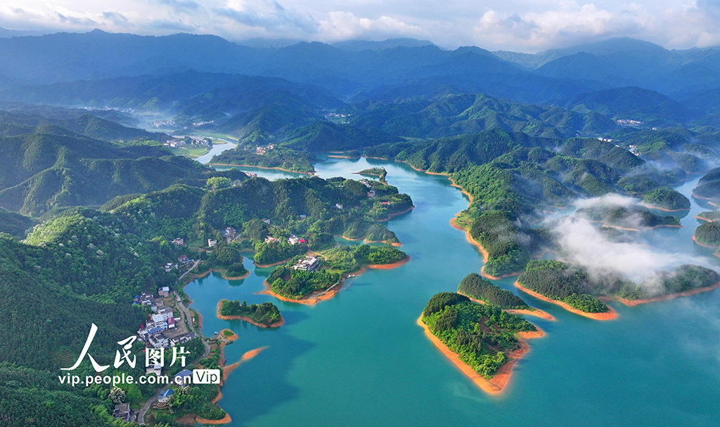 豊かな自然に囲まれた美しい天堂湖　湖南省常寧