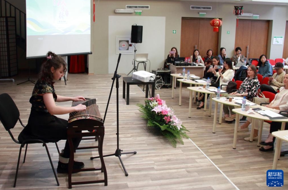 ブルガリアの首都ソフィアで開催された第18回「漢語橋」世界中高生中國語コンテストのブルガリア地區(qū)決勝大會で、パフォーマンスを披露する出場者（5月10日撮影?マリアン?ドラグノフ）。