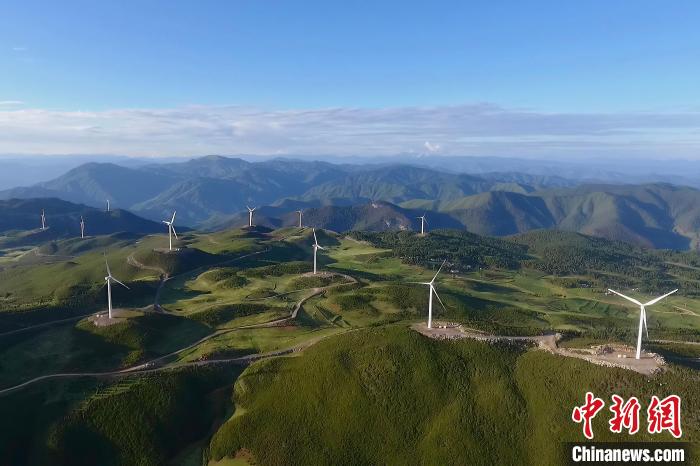 南方電網雲南麗江供電局は110キロボルト（kV）鳳戦線を通じて寧蒗県の牦牛坪風力発電所のクリーンエネルギーを一般家庭へと送電している。（撮影?趙靜媛）