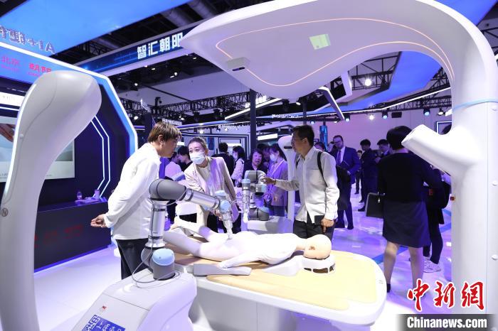 來場者の注目を浴びるデジタル中醫(yī)學経絡調整ロボット。 撮影?王紫儒