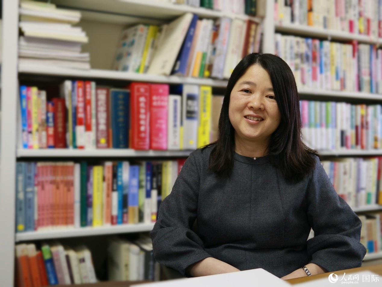 人民網の取材に応じる明海大學外國語學部中國語學科の河村教授（撮影?許可）。