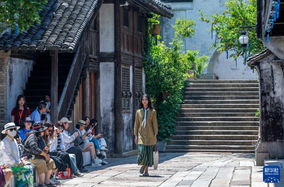 ニットファッションのサンプル打ち立てるファッションウィーク　浙江省