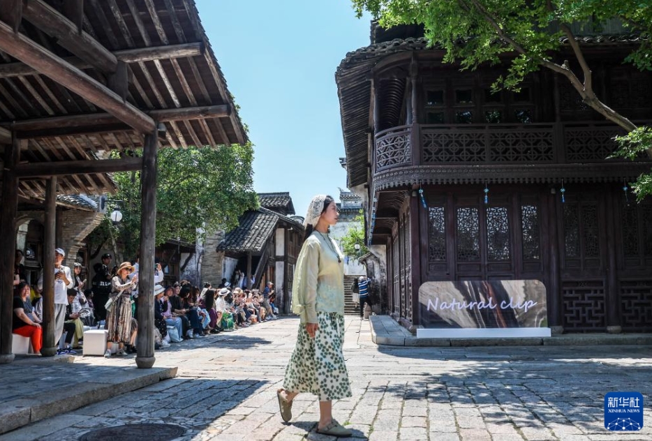 ニットファッションのサンプル打ち立てるファッションウィーク　浙江省