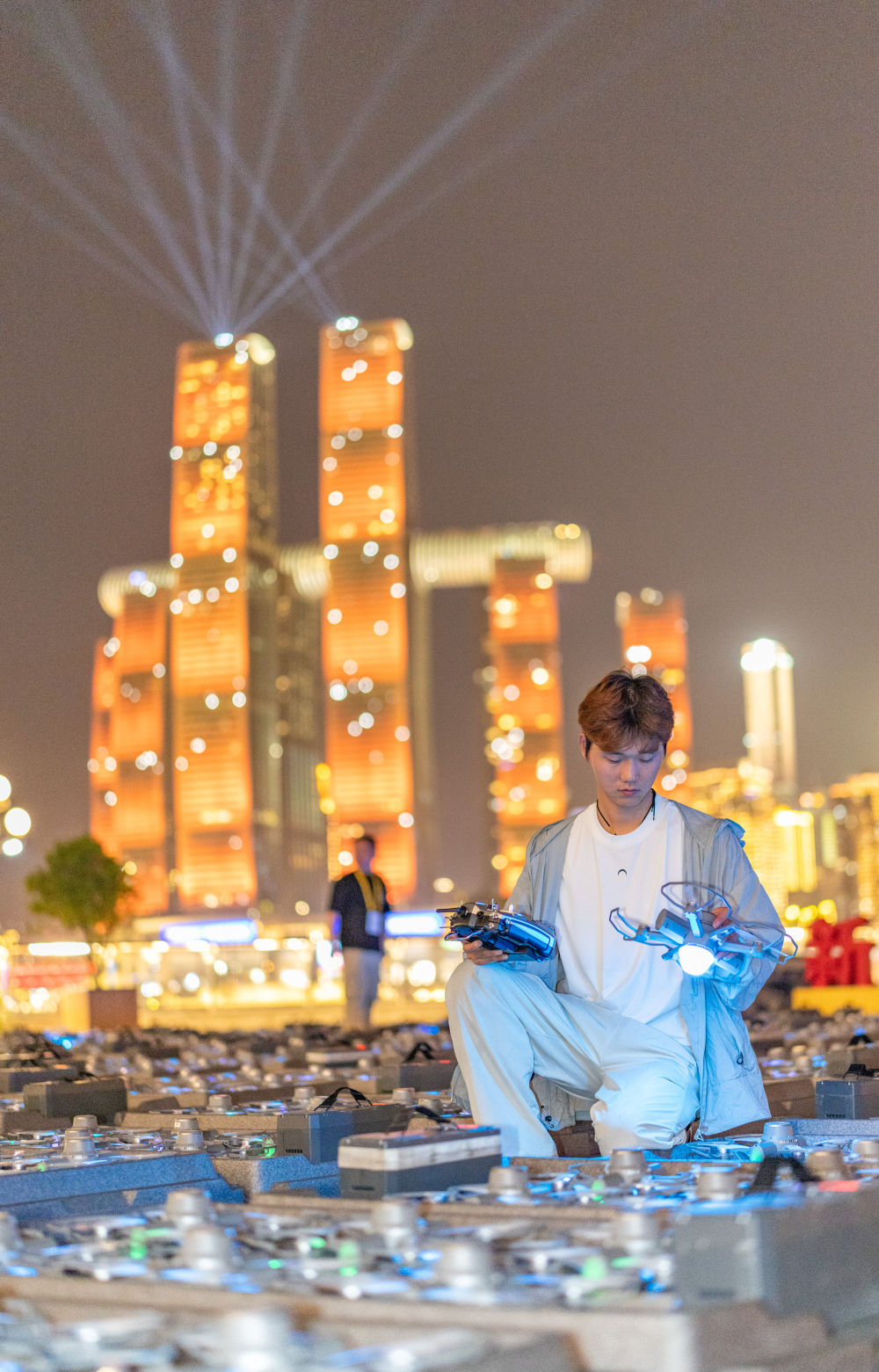 重慶市南岸區(qū)で開かれたドローンショー「魅力重慶」の演出進(jìn)行を擔(dān)當(dāng)するドローン飛行エンジニアの陸子祥さん（5月1日撮影?黃偉）。