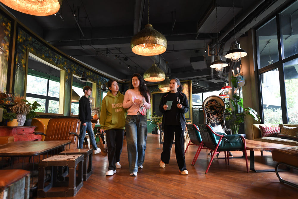 客をレストランに案內(nèi)する民泊施設(shè)バトラーの孟金錦さん。孟さんが働く浙江省湖州市の莫干山にある民泊施設(shè)?芝麻谷は、浙江省の第一陣となる「民泊施設(shè)バトラー」職業(yè)技能等級認(rèn)定証を交付された民泊施設(shè)（2024年4月10日撮影?翁忻暘）。