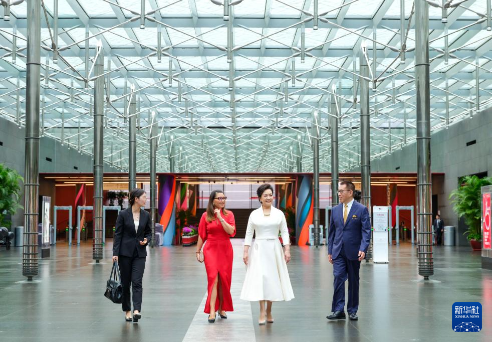 彭麗媛夫人がブラジル大統(tǒng)領夫人と中國國家大劇院を見學