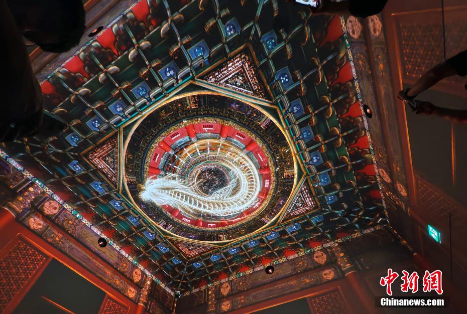 故宮の建築物の天井裝飾の展示（撮影?侯宇）。
