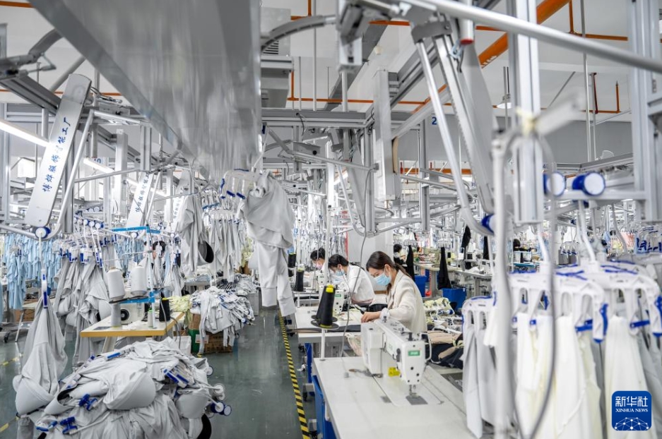 雲(yún)南省昭通市鎮(zhèn)雄県の鎮(zhèn)雄紡績(jī)服裝産業(yè)パークでUV対策ウェアを作る住民（5月13日撮影?胡超）。