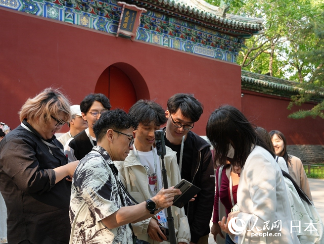 景山公園でフィールドワークを行う中日の大學生（撮影?許可）。