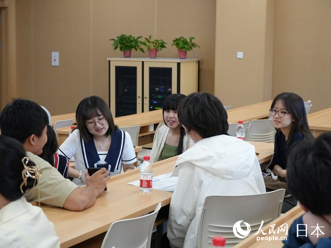 チーム別ディスカッションの様子（撮影?許可）。