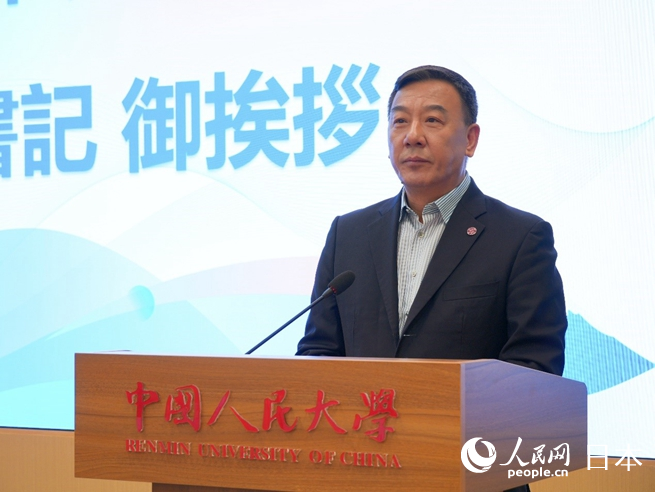 挨拶する中國人民大學黨委員會の張東剛書記（撮影?許可）。