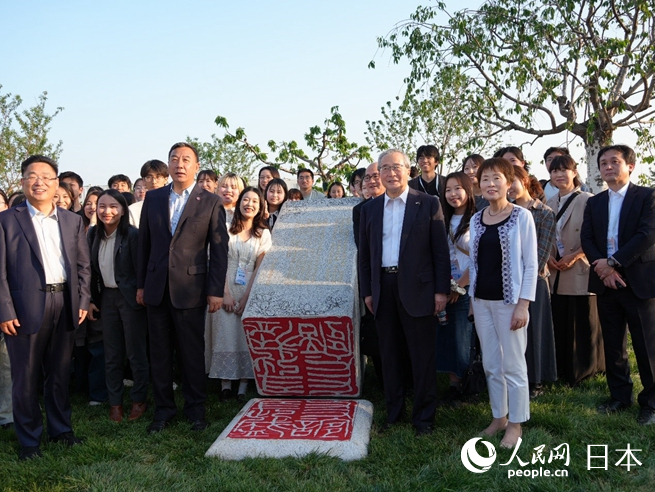 記念寫真を撮影するゲストと中日の大學生（撮影?許可）。