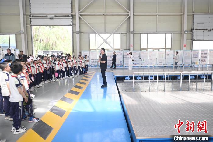 児童たちが地震シミュレーターを體験　甘粛省