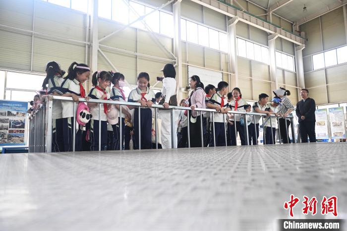 児童たちが地震シミュレーターを體験　甘粛省