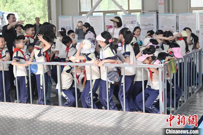 児童たちが地震シミュレーターを體験　甘粛省