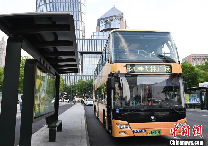 観光客をひきつけるネットで話(huà)題の「ビジネスクラス」バス　浙江省杭州