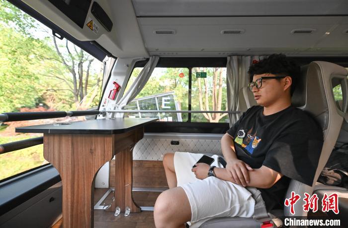 観光客をひきつけるネットで話題の「ビジネスクラス」バス　浙江省杭州