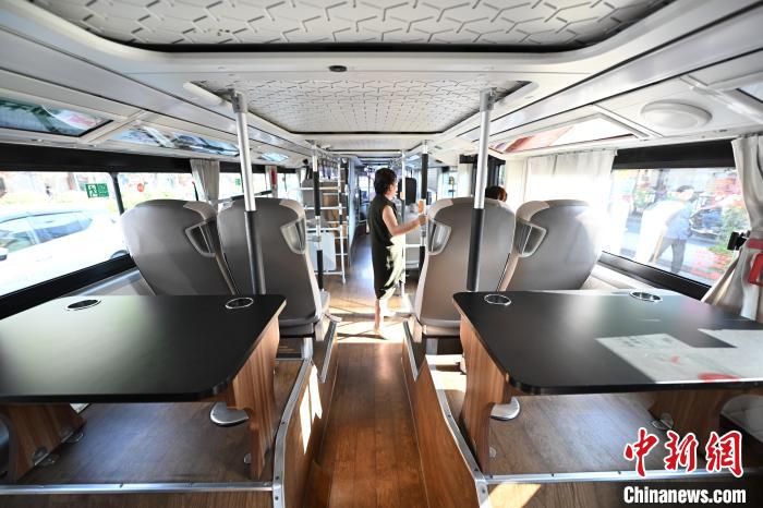 観光客をひきつけるネットで話題の「ビジネスクラス」バス　浙江省杭州