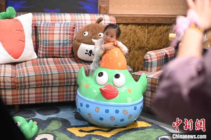 甘粛省蘭州市にある甘粛省博物館の蕓術生活館で、「緑馬と仲間たち」の家を見學し、寫真を撮影する來館者（5月14日撮影?李亜龍）。