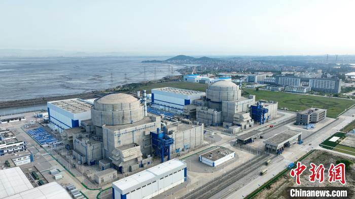 中國(guó)國(guó)産第3世代原子爐「華竜1號(hào)」の世界初號(hào)機(jī)ある中核集団福清原子力発電所5號(hào)機(jī)が14日、1000日連続の安全?安定運(yùn)転を達(dá)成した。社會(huì)に370億kWhを超えるクリーン電力を安定供給し続けている。資料寫真は4月30日に空撮された「華竜1號(hào)」モデルプロジェクト福清原子力発電所5?6號(hào)機(jī)。（ドローンで撮影、寫真提供：福清原発）