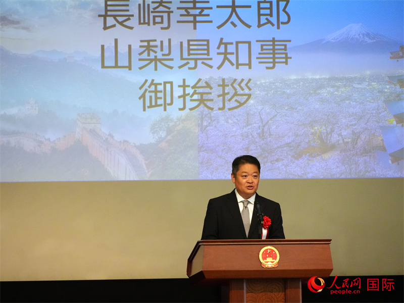 寫真：挨拶を行う長崎幸太郎山梨県知事（撮影?許可）