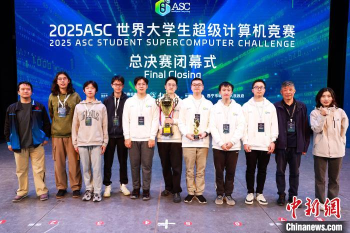 14日夜、世界大學(xué)生スーパーコンピュータ大會「ASC 2025」の決勝戦で優(yōu)勝した上海交通大學(xué)。撮影?薛蒂