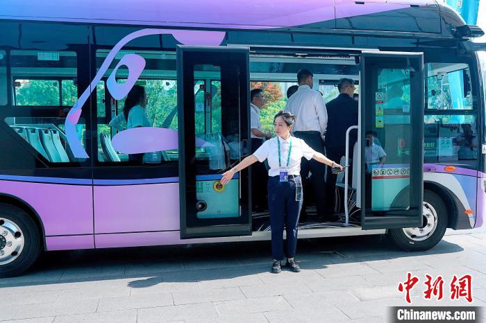 成都市で第1陣となる自動運転レベル4自動運転バスが公開　四川省